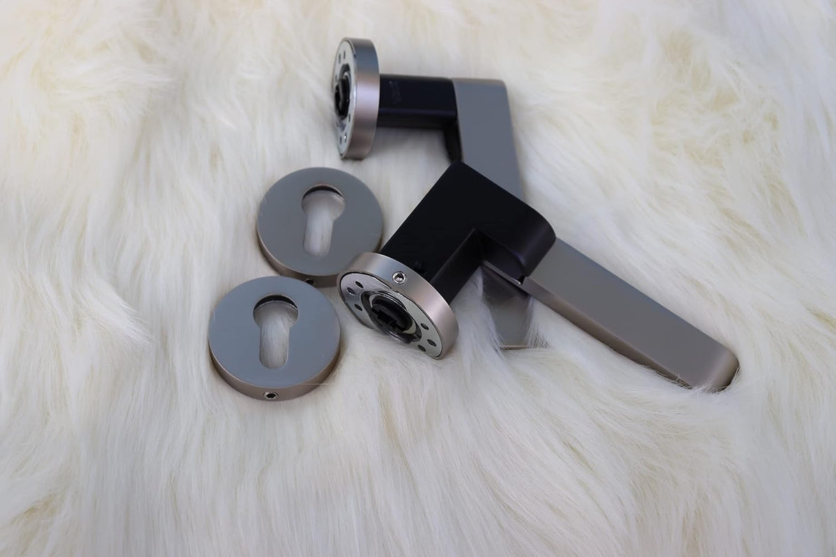 Vila Door handle Zinc Alloy Durable for All Kinds Of Indoor Doors (1-pec) Colour:Silver -Golder -Chrome |R05-641| (Chrome+Black)