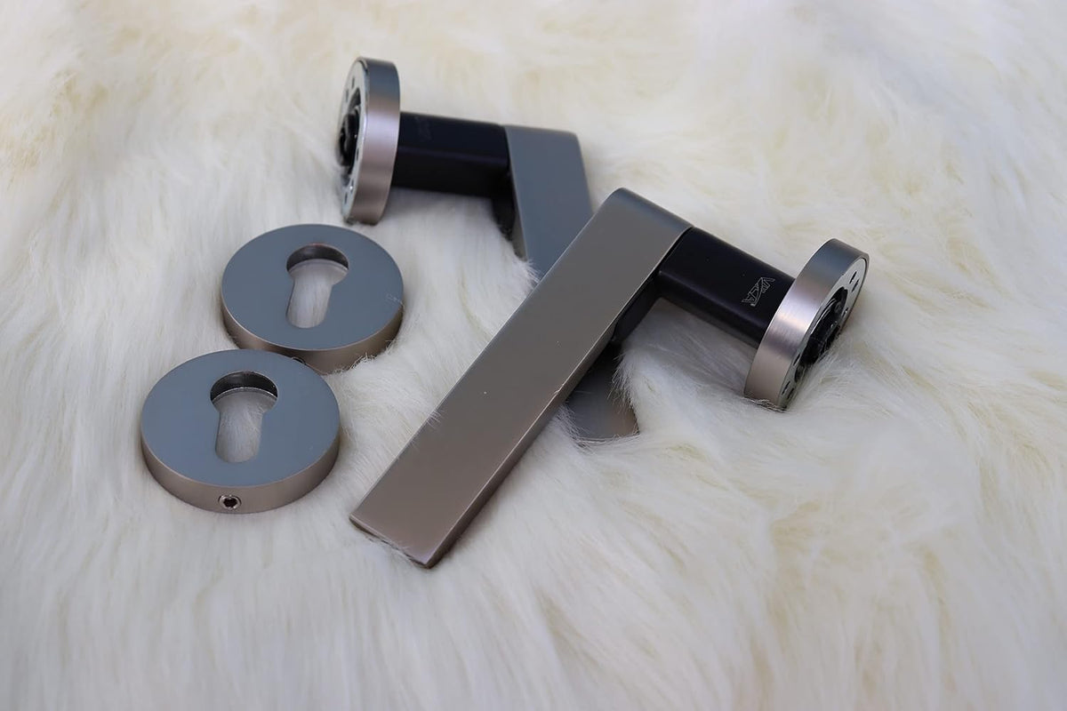 Vila Door handle Zinc Alloy Durable for All Kinds Of Indoor Doors (1-pec) Colour:Silver -Golder -Chrome |R05-641| (Chrome+Black)