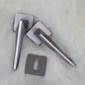 Door handle Zinc Alloy Durable for All Kinds Of Indoor Doors (1-pec) Colour: Mat Silver |R06-704|